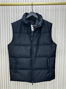 {{productViewItem.photos[photoViewList.activeNavIndex].Alt || productViewItem.photos[photoViewList.activeNavIndex].Description || 'Жилет KITON'}}