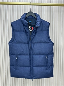 {{productViewItem.photos[photoViewList.activeNavIndex].Alt || productViewItem.photos[photoViewList.activeNavIndex].Description || 'Жилет KITON'}}