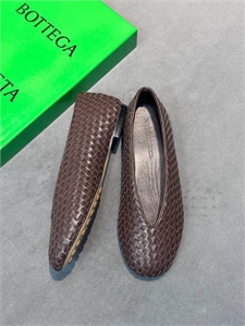 {{productViewItem.photos[photoViewList.activeNavIndex].Alt || productViewItem.photos[photoViewList.activeNavIndex].Description || 'Балетки BOTTEGA VENETA'}}