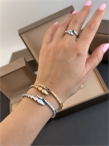 {{productViewItem.photos[photoViewList.activeNavIndex].Alt || productViewItem.photos[photoViewList.activeNavIndex].Description || 'Браслет BVLGARI'}}