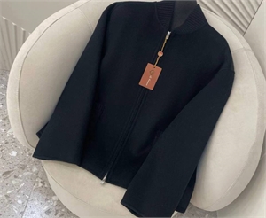 {{productViewItem.photos[photoViewList.activeNavIndex].Alt || productViewItem.photos[photoViewList.activeNavIndex].Description || 'Куртка LORO PIANA'}}