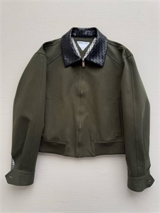 {{productViewItem.photos[photoViewList.activeNavIndex].Alt || productViewItem.photos[photoViewList.activeNavIndex].Description || 'Куртка BOTTEGA VENETA'}}