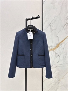 {{productViewItem.photos[photoViewList.activeNavIndex].Alt || productViewItem.photos[photoViewList.activeNavIndex].Description || 'Костюм DIOR'}}