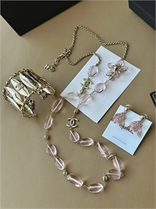 {{productViewItem.photos[photoViewList.activeNavIndex].Alt || productViewItem.photos[photoViewList.activeNavIndex].Description || 'Браслет CHANEL'}}