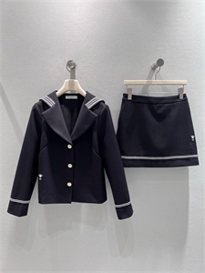 {{productViewItem.photos[photoViewList.activeNavIndex].Alt || productViewItem.photos[photoViewList.activeNavIndex].Description || 'Костюм DIOR'}}