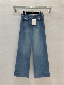 {{productViewItem.photos[photoViewList.activeNavIndex].Alt || productViewItem.photos[photoViewList.activeNavIndex].Description || 'Джинсы VALENTINO'}}