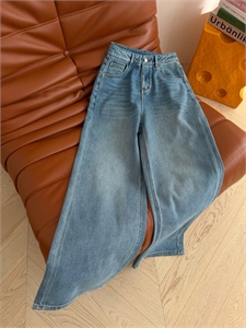 {{productViewItem.photos[photoViewList.activeNavIndex].Alt || productViewItem.photos[photoViewList.activeNavIndex].Description || 'Джинсы HERMES'}}