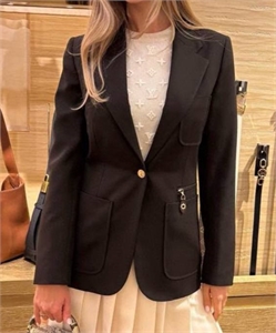 {{productViewItem.photos[photoViewList.activeNavIndex].Alt || productViewItem.photos[photoViewList.activeNavIndex].Description || 'Пиджак LOUIS VUITTON'}}