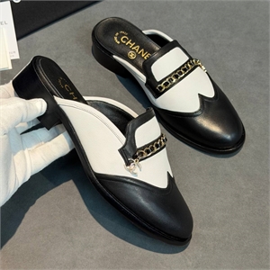 {{productViewItem.photos[photoViewList.activeNavIndex].Alt || productViewItem.photos[photoViewList.activeNavIndex].Description || 'Мюли CHANEL'}}