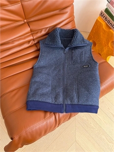 {{productViewItem.photos[photoViewList.activeNavIndex].Alt || productViewItem.photos[photoViewList.activeNavIndex].Description || 'Жилет MIU MIU'}}