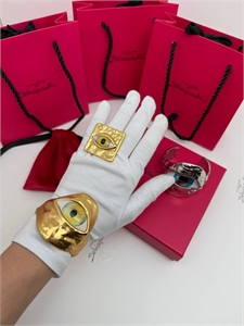 {{productViewItem.photos[photoViewList.activeNavIndex].Alt || productViewItem.photos[photoViewList.activeNavIndex].Description || 'Кольцо Schiaparelli'}}