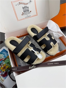 {{productViewItem.photos[photoViewList.activeNavIndex].Alt || productViewItem.photos[photoViewList.activeNavIndex].Description || 'Шлепанцы HERMES'}}