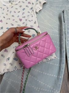 {{productViewItem.photos[photoViewList.activeNavIndex].Alt || productViewItem.photos[photoViewList.activeNavIndex].Description || 'Сумка CHANEL'}}