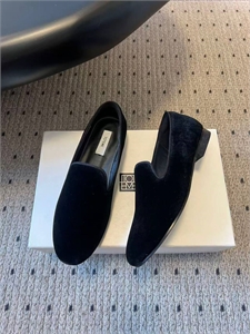 {{productViewItem.photos[photoViewList.activeNavIndex].Alt || productViewItem.photos[photoViewList.activeNavIndex].Description || 'Мокасины TOTEME'}}