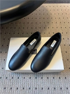 {{productViewItem.photos[photoViewList.activeNavIndex].Alt || productViewItem.photos[photoViewList.activeNavIndex].Description || 'Мокасины TOTEME'}}