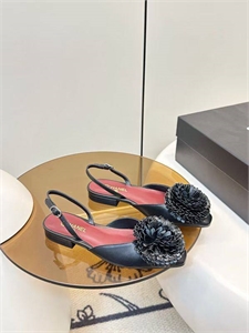 {{productViewItem.photos[photoViewList.activeNavIndex].Alt || productViewItem.photos[photoViewList.activeNavIndex].Description || 'Туфли CHANEL'}}