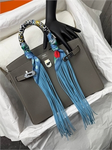 {{productViewItem.photos[photoViewList.activeNavIndex].Alt || productViewItem.photos[photoViewList.activeNavIndex].Description || 'Твилли HERMES'}}