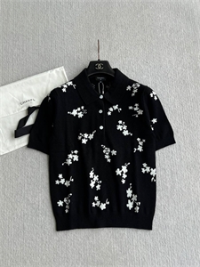 {{productViewItem.photos[photoViewList.activeNavIndex].Alt || productViewItem.photos[photoViewList.activeNavIndex].Description || 'Кофта CHANEL'}}