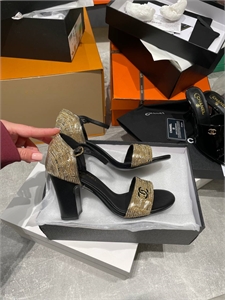 {{productViewItem.photos[photoViewList.activeNavIndex].Alt || productViewItem.photos[photoViewList.activeNavIndex].Description || 'Босоножки CHANEL'}}