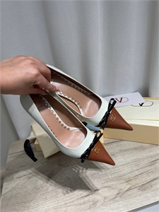 {{productViewItem.photos[photoViewList.activeNavIndex].Alt || productViewItem.photos[photoViewList.activeNavIndex].Description || 'Туфли VALENTINO'}}