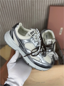 {{productViewItem.photos[photoViewList.activeNavIndex].Alt || productViewItem.photos[photoViewList.activeNavIndex].Description || 'Кроссовки MIU MIU'}}