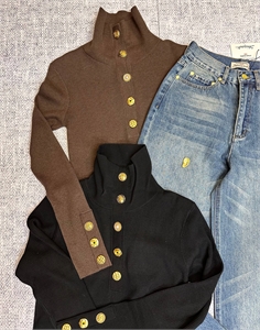 {{productViewItem.photos[photoViewList.activeNavIndex].Alt || productViewItem.photos[photoViewList.activeNavIndex].Description || 'Кофта Schiaparelli'}}