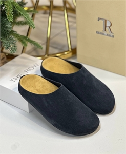 {{productViewItem.photos[photoViewList.activeNavIndex].Alt || productViewItem.photos[photoViewList.activeNavIndex].Description || 'Мюли THE ROW'}}