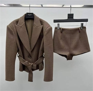 {{productViewItem.photos[photoViewList.activeNavIndex].Alt || productViewItem.photos[photoViewList.activeNavIndex].Description || 'Костюм YSL'}}