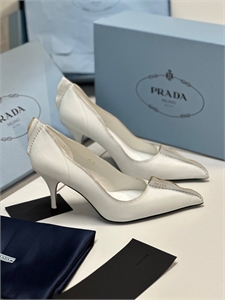 {{productViewItem.photos[photoViewList.activeNavIndex].Alt || productViewItem.photos[photoViewList.activeNavIndex].Description || 'Туфли PRADA'}}