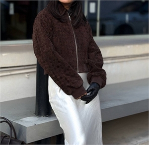 {{productViewItem.photos[photoViewList.activeNavIndex].Alt || productViewItem.photos[photoViewList.activeNavIndex].Description || 'Куртка BOTTEGA VENETA'}}