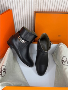 {{productViewItem.photos[photoViewList.activeNavIndex].Alt || productViewItem.photos[photoViewList.activeNavIndex].Description || 'Ботинки HERMES'}}