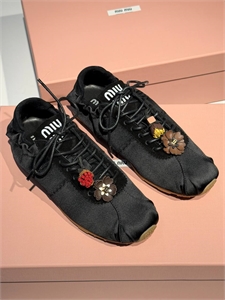 {{productViewItem.photos[photoViewList.activeNavIndex].Alt || productViewItem.photos[photoViewList.activeNavIndex].Description || 'Балетки MIU MIU'}}