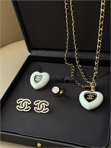 {{productViewItem.photos[photoViewList.activeNavIndex].Alt || productViewItem.photos[photoViewList.activeNavIndex].Description || 'Брошь - сердце CHANEL'}}