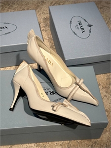 {{productViewItem.photos[photoViewList.activeNavIndex].Alt || productViewItem.photos[photoViewList.activeNavIndex].Description || 'Туфли PRADA'}}