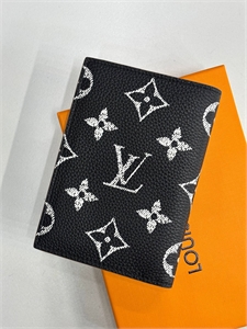 {{productViewItem.photos[photoViewList.activeNavIndex].Alt || productViewItem.photos[photoViewList.activeNavIndex].Description || 'Обложка  LOUIS VUITTON'}}