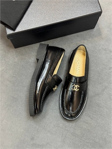 {{productViewItem.photos[photoViewList.activeNavIndex].Alt || productViewItem.photos[photoViewList.activeNavIndex].Description || 'Лоферы CHANEL'}}