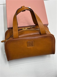 {{productViewItem.photos[photoViewList.activeNavIndex].Alt || productViewItem.photos[photoViewList.activeNavIndex].Description || 'Сумка MIU MIU'}}