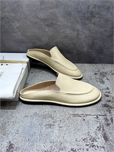 {{productViewItem.photos[photoViewList.activeNavIndex].Alt || productViewItem.photos[photoViewList.activeNavIndex].Description || 'Мюли THE ROW'}}