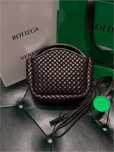 {{productViewItem.photos[photoViewList.activeNavIndex].Alt || productViewItem.photos[photoViewList.activeNavIndex].Description || 'Сумка BOTTEGA VENETA'}}