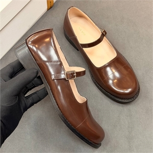 {{productViewItem.photos[photoViewList.activeNavIndex].Alt || productViewItem.photos[photoViewList.activeNavIndex].Description || 'Балетки THE ROW'}}