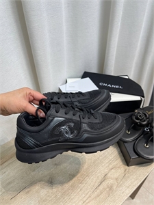 {{productViewItem.photos[photoViewList.activeNavIndex].Alt || productViewItem.photos[photoViewList.activeNavIndex].Description || 'Кроссовки CHANEL'}}