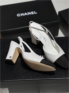 {{productViewItem.photos[photoViewList.activeNavIndex].Alt || productViewItem.photos[photoViewList.activeNavIndex].Description || 'Туфли CHANEL'}}