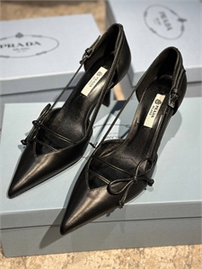 {{productViewItem.photos[photoViewList.activeNavIndex].Alt || productViewItem.photos[photoViewList.activeNavIndex].Description || 'Туфли PRADA'}}