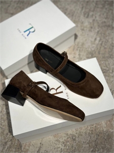 {{productViewItem.photos[photoViewList.activeNavIndex].Alt || productViewItem.photos[photoViewList.activeNavIndex].Description || 'Туфли THE ROW'}}