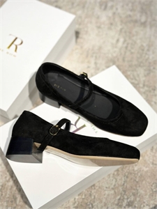 {{productViewItem.photos[photoViewList.activeNavIndex].Alt || productViewItem.photos[photoViewList.activeNavIndex].Description || 'Туфли THE ROW'}}