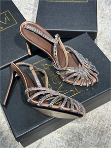 {{productViewItem.photos[photoViewList.activeNavIndex].Alt || productViewItem.photos[photoViewList.activeNavIndex].Description || 'Босоножки Alevi'}}