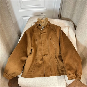 {{productViewItem.photos[photoViewList.activeNavIndex].Alt || productViewItem.photos[photoViewList.activeNavIndex].Description || 'Куртка LORO PIANA'}}