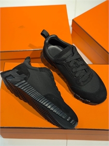 {{productViewItem.photos[photoViewList.activeNavIndex].Alt || productViewItem.photos[photoViewList.activeNavIndex].Description || 'Кроссовки HERMES'}}