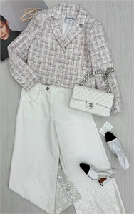 {{productViewItem.photos[photoViewList.activeNavIndex].Alt || productViewItem.photos[photoViewList.activeNavIndex].Description || 'Джинсы CHANEL'}}