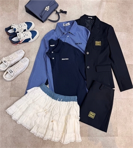 {{productViewItem.photos[photoViewList.activeNavIndex].Alt || productViewItem.photos[photoViewList.activeNavIndex].Description || 'Костюм MIU MIU'}}